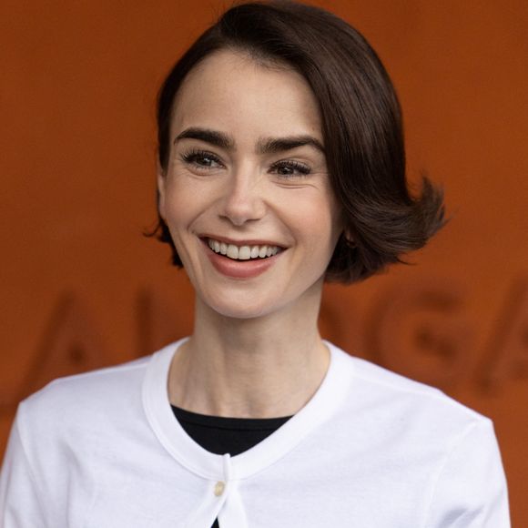 Lily Collins au photocall du village lors des Internationaux de France de Tennis de Roland Garros 2026, à Paris, France, le 1er juin 2026. © Jacovides-Moreau/Bestimage