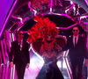 On a appris qu'elle aurait un "grain de folie", et que la France serait chère à son coeur. Elle est également "joueuse".
La Dame de Coeur, Deuxième prime de Mask Singer, capture d'écran TF1