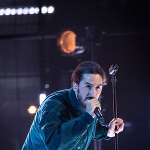 Pour rappel, trois femmes avaient déposé plainte contre l'artiste, de son vrai nom Antoine Valentinelli. "Pendant un an et demi, j'ai eu envie d'écrire ici, de faire des vidéos pour tout expliquer ou montrer des screens. Des choses graves ont été racontées. Elles n'ont pas été déformées ou exagérées, elles ne sont juste pas arrivées du tout.", vient-il de se défendre via un message posté sur son compte Instagram.

Lomepal - 35ème cérémonie des Victoires de la musique à la Seine musicale de Boulogne-Billancourt, le 14 février 2020. © Cyril Moreau/Bestimage