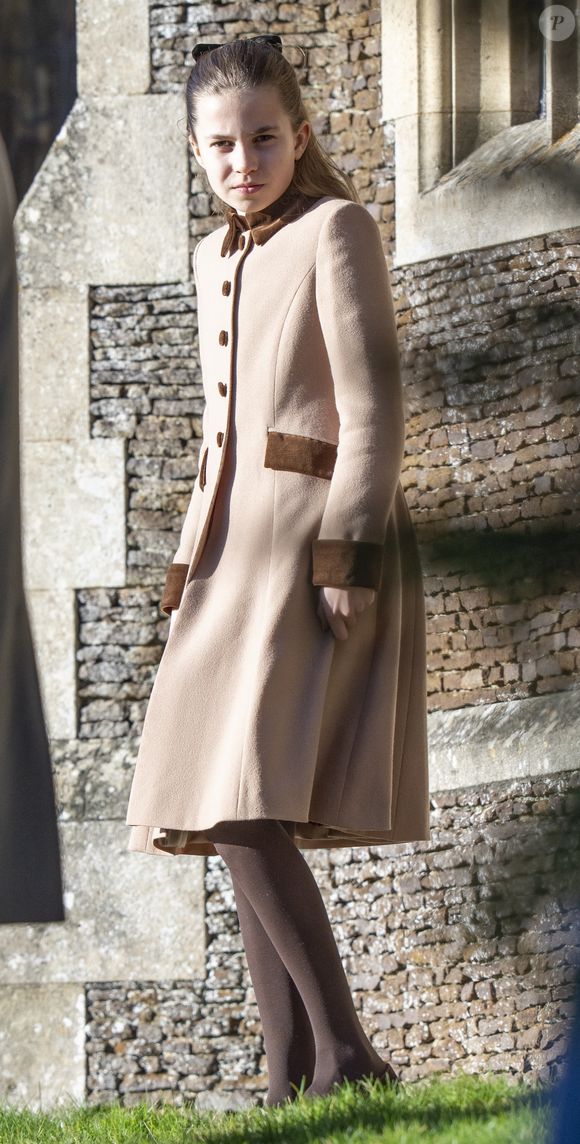 La princesse Charlotte de Galles - Le roi d'Angleterre et la reine consort d'Angleterre, accompagnés de membres de la famille royale, assistent à l'office de Noël à l'église Sainte-Marie-Madeleine de Sandringham, le 25 décembre 2025.

Photo : GOFF  / BESTIMAGE