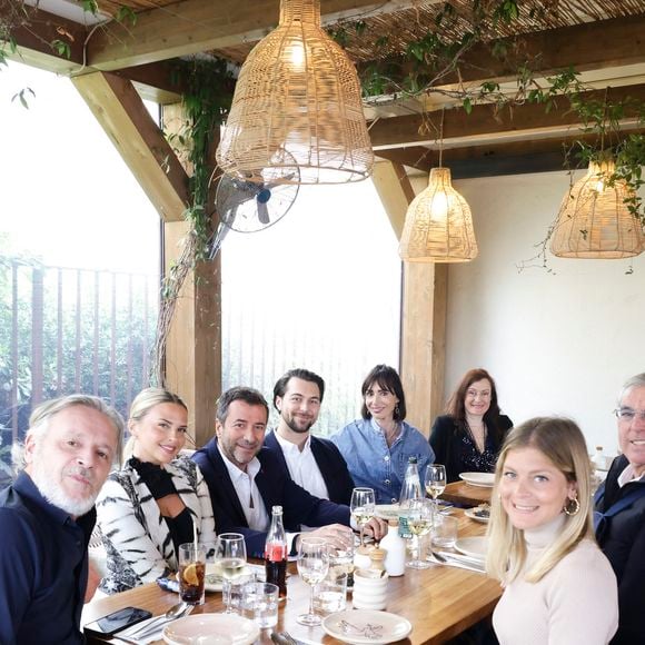 Des figures de Touche pas à mon poste réunies pour une occasion spéciale

Exclusif - Jean-Michel Maire, Kelly Vedovelli, Bernard Montiel, Alexandre (fils de Bruno Darde), Géraldine Maillet, Emilie, Bruno Darde, Maya, Guillaume (fils de Bruno Darde) - Les célèbres personnalités de la télé se sont retrouvés avec bonheur, dans le Sud, à Vallauris Golf-Juan, pour assister à un magnifique show de cabaret, en présence de Mr Le Maire K. Luciano et ses adjoints, heureux de répondre à l'invitation du dynamique Président de l'association "Valoriser Vallauris Golf-Juan", Mr B. Darde, ce passionné d'art et du monde associatif projette également de créer un Musée de Sculpture à ciel ouvert , mêlant Art et Espace Public.  © Jack Tribeca/Bestimage