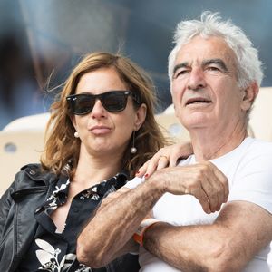 Raymond Domenech et sa compagne dans les tribunes lors des Internationaux de France de Tennis de Roland Garros 2025, à Paris, France, le 3 juin 2025. © Jacovides-Moreau/Bestimage