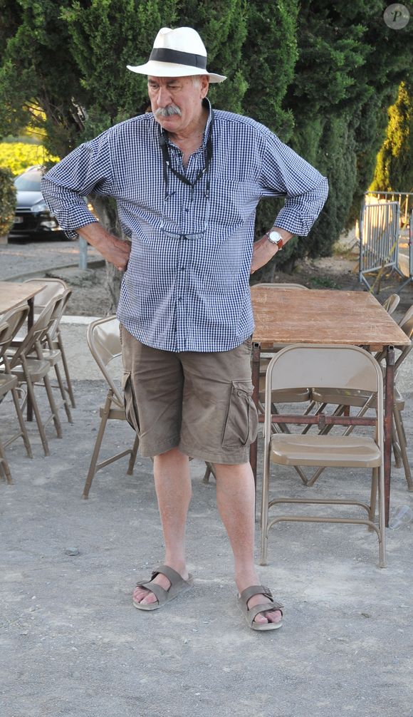 Les circonstances de la mort de l'acteur ne sont pas évoquées.

Le comédien Bernard Larmande, ancien médecin légiste de la série télévisée "Navarro"» et qui va réinterpréter au théâtre, en septembre,  "La femme du boulanger", lors d’une partie de pétanque disputée à Armissan, près de Narbonne (Aude) le 26 juin 2015.
ROBERT FAGES / BESTIMAGE