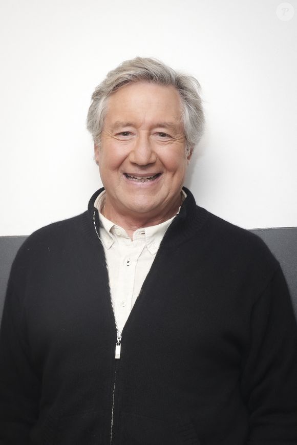 Patrick Sabatier pose en marge de sa venue sur le plateau de l’enregistrement de l’émission "Face à Hanouna", à Paris, France, le 5 décembre 2024. © Jack Tribeca/Bestimage