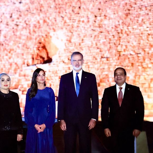 Le roi Felipe VI d'Espagne et la reine Letizia posent devant les Pyramides de Gizeh avec le président Abdel Fattah al-Sissi et sa femme Entissar Amer le 17 septembre 2025. © Casa SM El Rey/ Agence / Bestimage