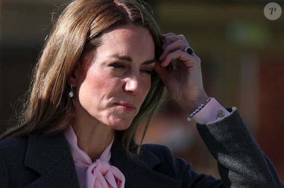 Le prince William, prince de Galles, et Kate Middleton, princesse de Galles, visitent l'école maternelle et primaire de Farnborough Road, pour montrer leur soutien continu à la communauté de Southport après l'attaque  au cours de laquelle trois filles, Alice da Silva Aguiar, Bebe King et Elsie Dot Stancombe, ont été tragiquement tuées lors d'un cours de danse à Southport, Merseyside, Royaume-Uni. © Julien Burton / Bestimage
