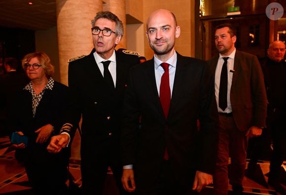 Jean-Noël Barrot, ministre de l'Europe et des affaires étrangères au dîner annuel du CCAF (Conseil de coordination des associations arméniennes de France) à l'hôtel du collectionneur à Paris le 11 mars 2025
Comme chaque année, la onzième édition du désormais fameux dîner du CCAF a fait salle comble. 450 personnes se sont retrouvées dans les salons de l'hôtel du collectionneur, à Paris. Lors du cocktail, plusieurs personnalités politiques ont eu l'occasion de s'entretenir avec les invités.
Comme de coutume, un certain nombre de figures intellectuelles étaient également au dîner.
C'est Nelson Monfort qui a présenté la soirée en rappelant que la soirée est l'occasion de nous retrouver et de réaffirmer les liens profonds qui unissent la France et l'Arménie, liens tissés par l'histoire, la culture et des valeurs communes.
Cette soirée incarne à la fois un hommage solennel et un appel à l'action. Hommage envers celles et ceux qui oeuvrent sans relâche pour la cause arménienne; mais appel à la communauté internationale pour qu'elle s'engage résolument pour la justice et la paix.

© Christian Liewig / Bestimage