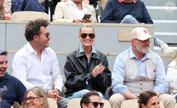 Frédéric Suant avec sa compagne Laeticia Hallyday et Philippe Etchebest dans les tribunes lors des Internationaux de France de Tennis de Roland Garros 2025. Paris, le 26 mai 2025. © Jacovides-Moreau/Bestimage
