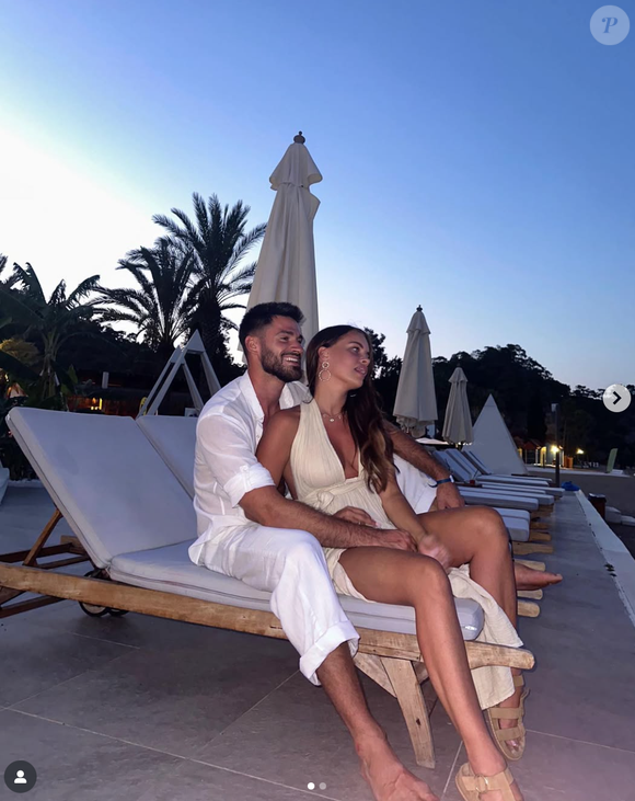Jessica a conclu en affirmant que, même si cette grossesse a été éprouvante, elle garde foi en l’arrivée imminente de « la plus belle des rencontres ». 

Jordan Moureillac et sa compagne Jessica Stent. Capture Instagram