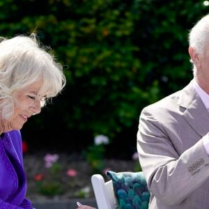 Le roi Charles III d'Angleterre et Camilla Parker Bowles, reine consort d'Angleterre, en visite officielle à Guernesey à Saint-Pierre-Port, le 15 juillet 2024.