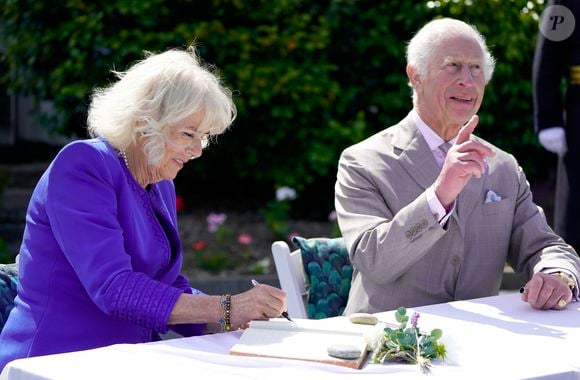 Le roi Charles III d'Angleterre et Camilla Parker Bowles, reine consort d'Angleterre, en visite officielle à Guernesey à Saint-Pierre-Port, le 15 juillet 2024.