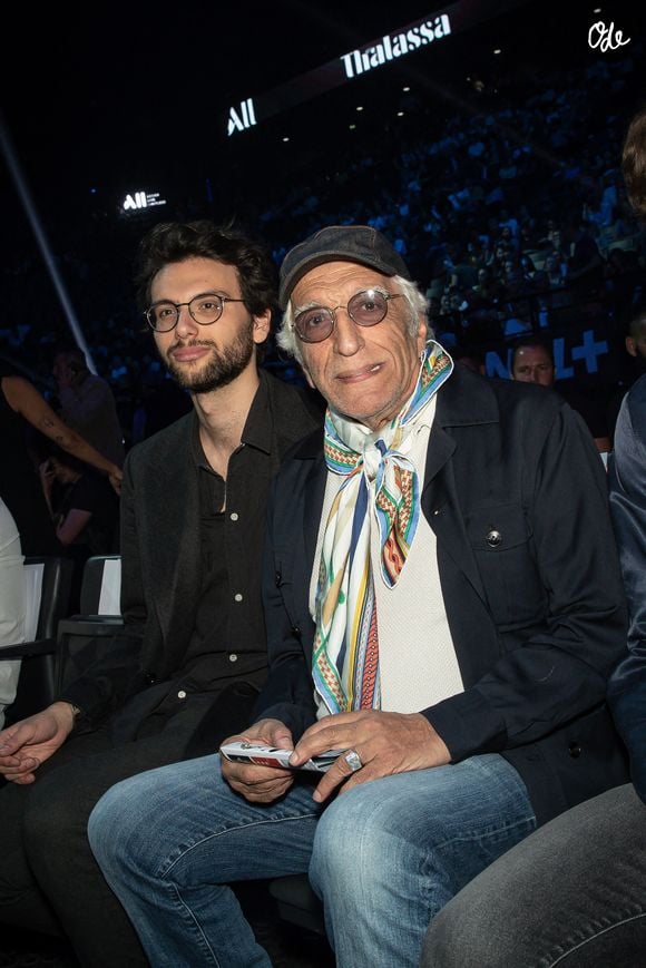 Gérard Darmon et son fils Jules Darmon - Les célébrités assistent au combat de boxe opposant le français Tony Yoka au congolais Martin Bakula à l'AccorHotels Arena à Paris, France, le 14 mai 2022. © Aurelien Morissard/Panoramic/Bestimage