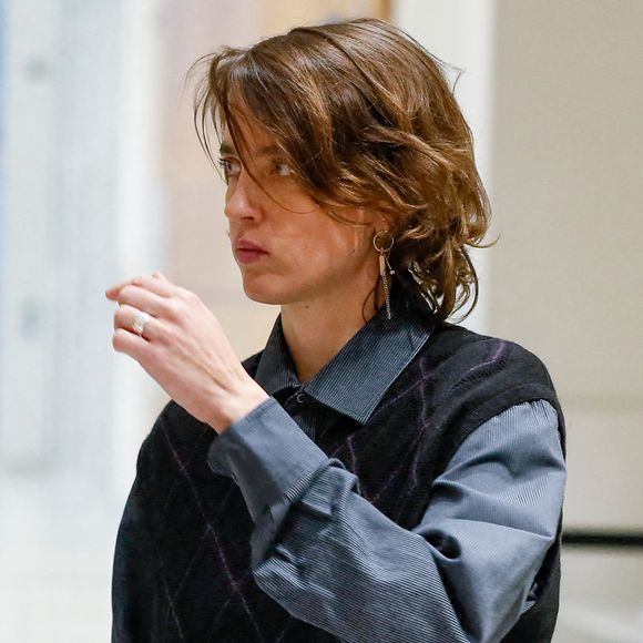 Adèle Haenel face au réalisateur Christophe Ruggia


Adèle Haenel et son avocate, Anouck Michelin - Christophe Ruggia, accusé d'agressions sexuelles sur mineures, dont l'actrice A.Haenel alors âgée entre 12 et 14 ans au moment des faits, comparaît devant le tribunal correctionnel de Paris.