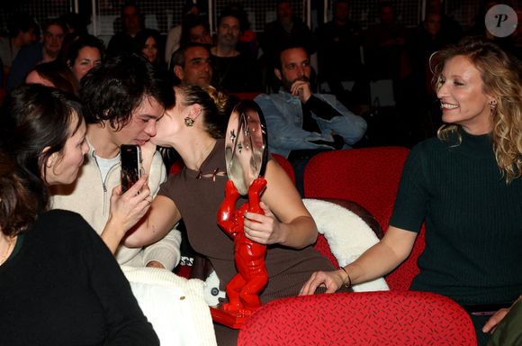 Sandor Funtek, sa compagne Chloé Jouannet, Alexandra Lamy lors de la cérémonie de clôture du 27ème Festival International du Film de Comédie de l'Alpe d'Huez, France, le 20 janvier 2024. Photo par Dominique Jacovides/Bestimage