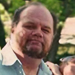 Au début du mois de décembre, aux Philippines, Thomas Markle a été opéré en urgence à cause d'un caillot de sang dans la jambe.

Thomas Markle et Meghan Markle dans le documentaire Netflix "Harry & Meghan".

Photo : Netflix