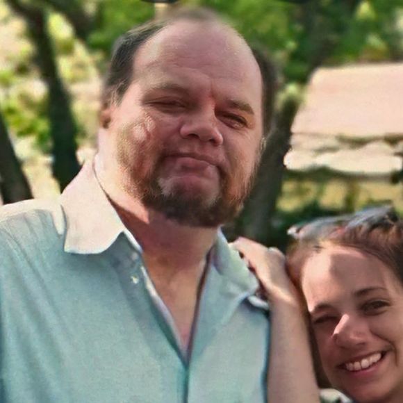 Au début du mois de décembre, aux Philippines, Thomas Markle a été opéré en urgence à cause d'un caillot de sang dans la jambe.

Thomas Markle et Meghan Markle dans le documentaire Netflix "Harry & Meghan".

Photo : Netflix