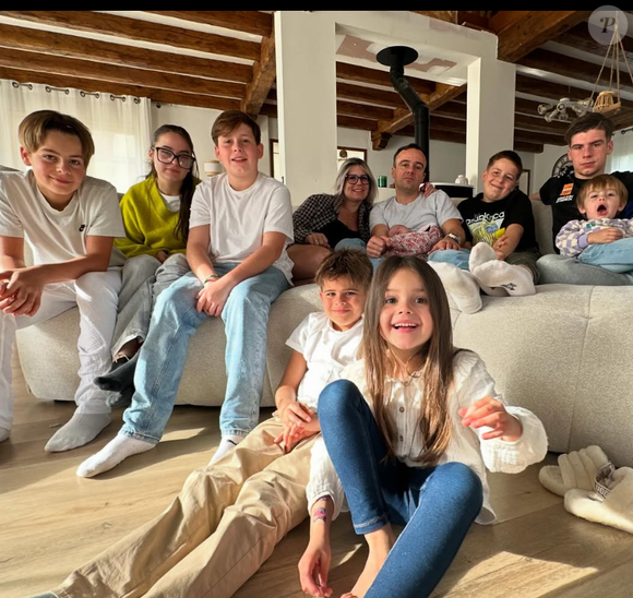 Très émue, elle poursuit : "Voilà comment on comptait vous faire cette annonce qu'on aurait dû vous faire aujourd'hui. Le 20 décembre, j’annonce à Franck"

La famille Gonzalez de "Familles nombreuses" sur Instagram @famille.gonzalez.officiel