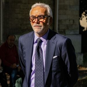 Pascal Praud - Obsèques du journaliste Jean-Pierre Elkabbach au cimetière du Montparnasse dans le 14ème arrondissement de Paris, France, le 6 octobre 2023. © Pierre Perusseau/Bestimage