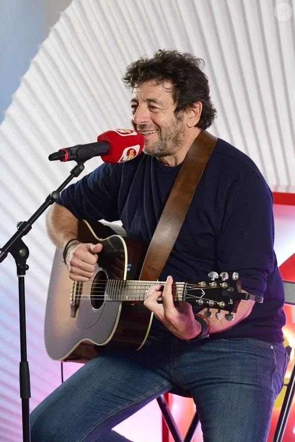 Patrick Bruel lors de la dictée, pour l'association ELA, au lycée Saint-Joseph à Lyon. Le 13 novembre 2024. © Romain Doucelin / Bestimage