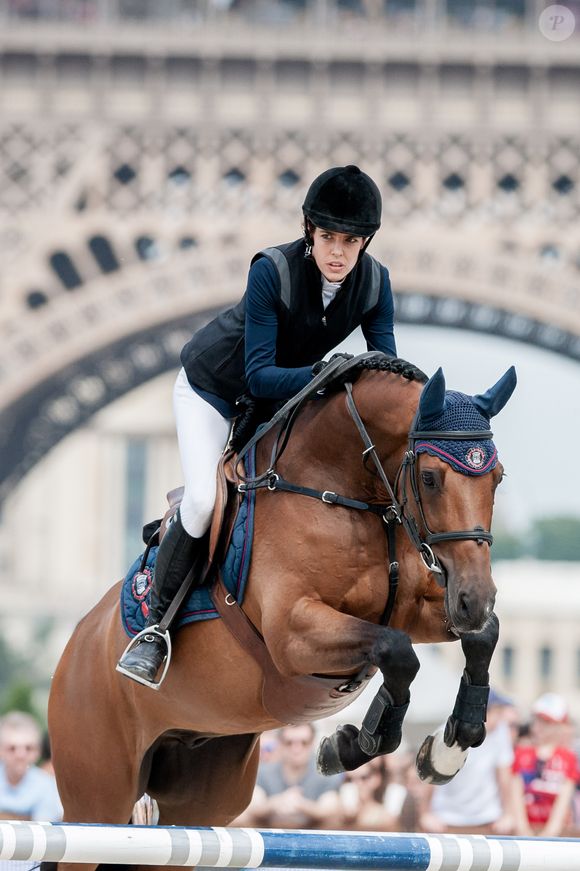 Auquel elle a déjà participé par le passé, comme en 2015
Charlotte Casiraghi sur Ramsexy Z - Longines Paris Eiffel Jumping au Champ-de-Mars à Paris, le 5 juillet 2015. CORLEONE / BORDE / BESTIMAGE