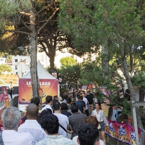 Exclusif - Illustration du  Village du Festival - Enregistrement de l'émission "L'humour à la plage" pour la 2eme édition du festival de Juan les Pins à la pinède Gould le 27 juin 2025. C'est l'humoriste français Kev Adams qui a initié et mis en scène ce festival dans la ville de ses grand-parents où il a passé ses vacances quand il était plus jeune. Sa grand-mère fait partie du Show aux côtés d'un plateau d'humoristes exceptionnels.
Après le succès de la première édition, TF1 et Kev Adams vous donnent rendez-vous pour une nouvelle soirée d’humour inédite et festive. Tourné face à la mer, dans l’écrin magique de la pinède Gould à Juan-les-Pins, « L’Humour à la Plage » revient pour une 2e édition encore plus ambitieuse : un grand show à ciel ouvert, pour rire ensemble et démarrer l’été en beauté. 
Une carte postale en guise de scène avec une ambiance unique; Imaginé comme une véritable fête de l’humour à ciel ouvert, sous les pins, les pieds dans le sable et la tête dans les étoiles, « L’Humour à la Plage » rassemble le temps d’un soir les plus grands noms de l’humour avec des duos inédits, des sketchs exclusifs, des impros, des happenings, des surprises… et une énergie communicative portée par un public survolté. 
Une programmation exceptionnelle qui donne le sourire; Pour cette 2ème édition, Kev Adams s’est entouré de Gad Elmaleh, Camille Lellouche, Maxime Gasteuil, Élodie Poux, Franck Dubosc, Marine Leonardi, Anne Roumanoff, Chantal Ladesou, Marie s’infiltre, Nino Arial, Az, Titoff, Kody… Et de nombreux invités-surprise que vous n’avez jamais vus sur la scène d’un gala d’humour.
Un spectacle familial, solaire et intergénérationnel; Conçu pour rassembler toutes les générations, « L’Humour à la Plage » promet de faire du rire un moment de fête. Un show festif, solaire, et populaire, à savourer ensemble pour bien démarrer l’été.
L'émission du e gala « L'Humour à la Plage » sera diffusése sur TF1 le 15 juillet à 21h10 pour une soirée unique de rires et de surprises ! © Bruno Bebert / Bestimage