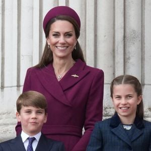 Kate Middleton et ses enfants, Louis et Charlotte, au Cortège militaire pour le 80e anniversaire de la victoire, en l'honneur de ceux qui ont servi pendant la Seconde Guerre mondiale, au palais de Buckingham, le 5 mai 2025.  

Photo : Julien Burton / Bestimage