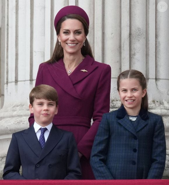 Kate Middleton et ses enfants, Louis et Charlotte, au Cortège militaire pour le 80e anniversaire de la victoire, en l'honneur de ceux qui ont servi pendant la Seconde Guerre mondiale, au palais de Buckingham, le 5 mai 2025.  

Photo : Julien Burton / Bestimage