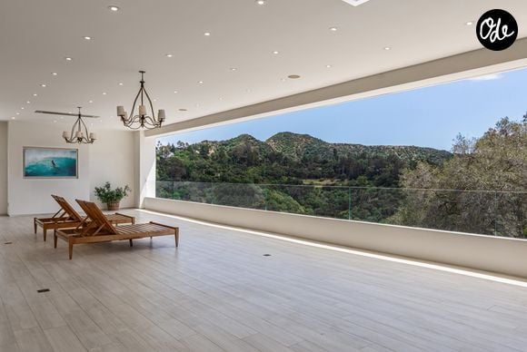 L’ancienne propriété de Ben Affleck et Jennifer Lopez à Beverly Hills s’étend sur près de deux hectares. La résidence compte 12 chambres, 24 salles de bains, une piscine à débordement, un vaste complexe sportif et un garage pouvant accueillir 12 voitures. Crédit photo : Simon Berlyn.