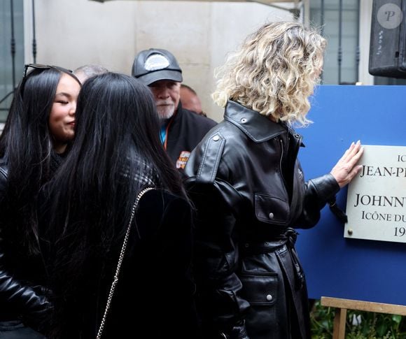 Laeticia Hallyday, ses filles Joy et Jade lors de l'inauguration d'une plaque commémorative en hommage à Johnny Hallyday devant l'immeuble où le chanteur français a grandi dans le 9ème arrondissement de Paris, France, le 22 décembre 2023. © Dominique Jacovides/Bestimage