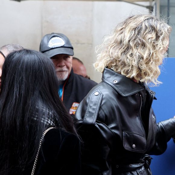 Laeticia Hallyday, ses filles Joy et Jade lors de l'inauguration d'une plaque commémorative en hommage à Johnny Hallyday devant l'immeuble où le chanteur français a grandi dans le 9ème arrondissement de Paris, France, le 22 décembre 2023. © Dominique Jacovides/Bestimage