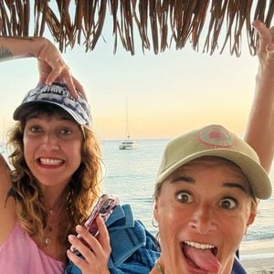 Daphné Bürki en vacances en Martinique avec son amie et actrice Béatrice de La Boulaye. Avril 2025
