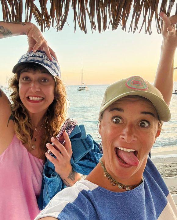 Daphné Bürki en vacances en Martinique avec son amie et actrice Béatrice de La Boulaye. Avril 2025