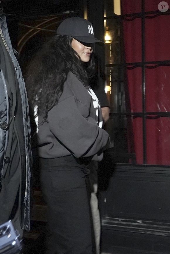 Rihanna a été vue en train de quitter le restaurant Cesar à Paris après un dîner. Photo par Backgrid USA / Bestimage