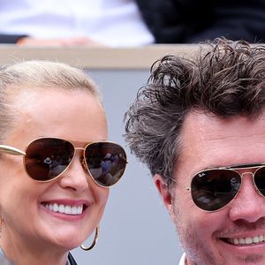 Laeticia Hallyday et son compagnon Frédéric Suant très amoureux dans les tribunes lors des Internationaux de France de Tennis de Roland Garros 2025, à Paris, France, le 26 mai 2025. 

© Jacovides-Moreau/Bestimage