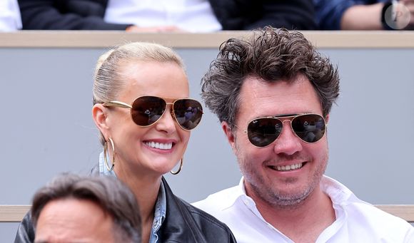Laeticia Hallyday et son compagnon Frédéric Suant très amoureux dans les tribunes lors des Internationaux de France de Tennis de Roland Garros 2025, à Paris, France, le 26 mai 2025. 

© Jacovides-Moreau/Bestimage