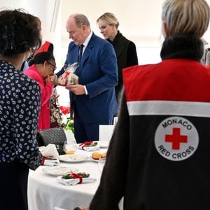 Le prince Albert II de Monaco, sa femme la princesse Charlene et Camille Gottlieb ont remis les traditionnels colis de Noël aux aînés monégasques dans la meeting room du Yacht Club de Monaco dans le cadre de festivités de fin d'année de la Principauté de Monaco, le 12 décembre 2024. © Bruno Bebert/Pool Monaco/Bestimage