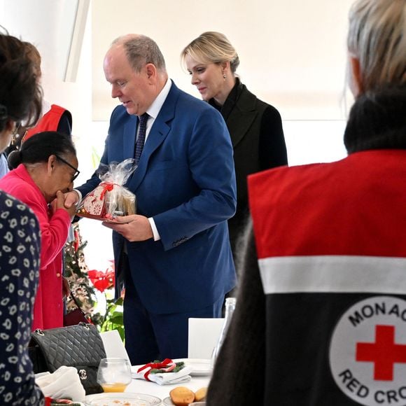 Le prince Albert II de Monaco, sa femme la princesse Charlene et Camille Gottlieb ont remis les traditionnels colis de Noël aux aînés monégasques dans la meeting room du Yacht Club de Monaco dans le cadre de festivités de fin d'année de la Principauté de Monaco, le 12 décembre 2024. © Bruno Bebert/Pool Monaco/Bestimage