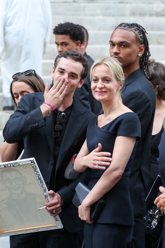 Gaston Ardisson, Audrey Crespo-Mara et son fils Sékou - Sorties des obsèques de Thierry Ardisson en l’église Saint-Roch de Paris, France, le 17 juillet 2025. © Clovis-Jacovides/Bestimage