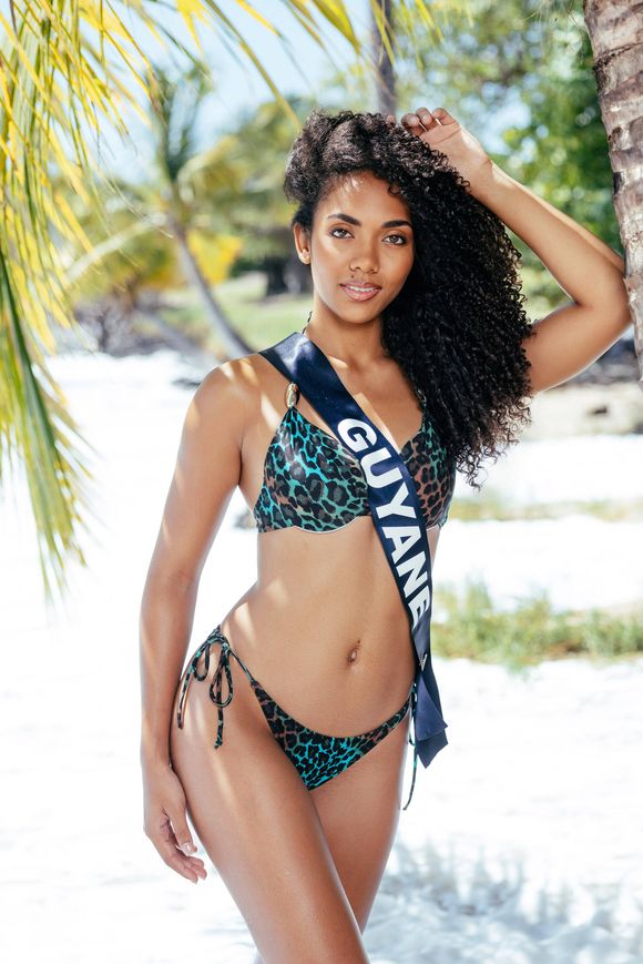 Alicia Mertosetiko, Miss Guyane 2025 en route pour Miss France 2026, prend la pose pour le traditionnel shooting en maillot de bain. © SIPA / Benjamin Decoin via Bestimage