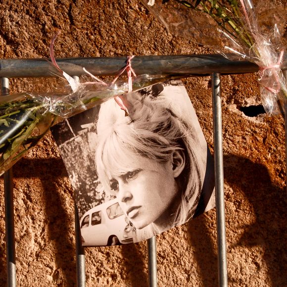 Brigitte Bardot s’est éteinte le 28 décembre 2025 à 91 ans dans sa propriété de La Madrague à Saint-Tropez, aux côtés de son mari Bernard d’Ormale. 

Des gendarmes déposent des bouquets de fleurs devant la résidence de Brigitte Bardot, La Madrague.
La fondation Brigitte Bardot a annoncé son décès à 91 ans.


© Franz Chavaroche / Bestimage