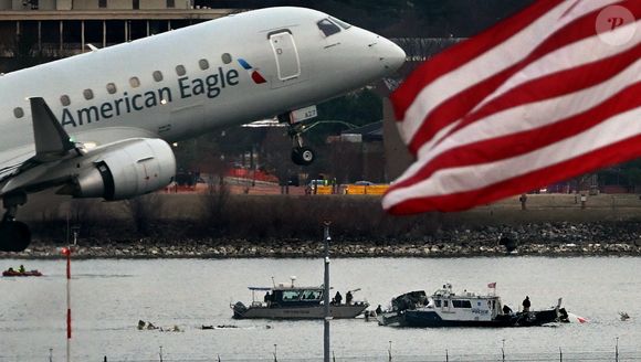 Un avion décolle au-dessus du site de collision d'un avion d'American Airlines et d'un hélicoptère Black Hawk de l'armée qui sont entrés en collision et se sont écrasés dans la rivière Potomac près de l'aéroport national Reagan à Arlington VA le 30 janvier 2025. Les 67 passagers et membres d'équipage sont morts. (Credit Image: © Carol Guzy/ZUMA Press Wire)