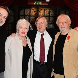 Xavier Durringer, Line Renaud, Dominique Dumond, Niels Arestrup et sa femme Isabelle - Niels Arestrup décoré au grade d'officier de la Légion d'Honneur lors de la dernière de la pièce "Acting" au théâtre des Bouffes-Parisiens à Paris le 8 janvier 2017. © Coadic Guirec/Bestimage