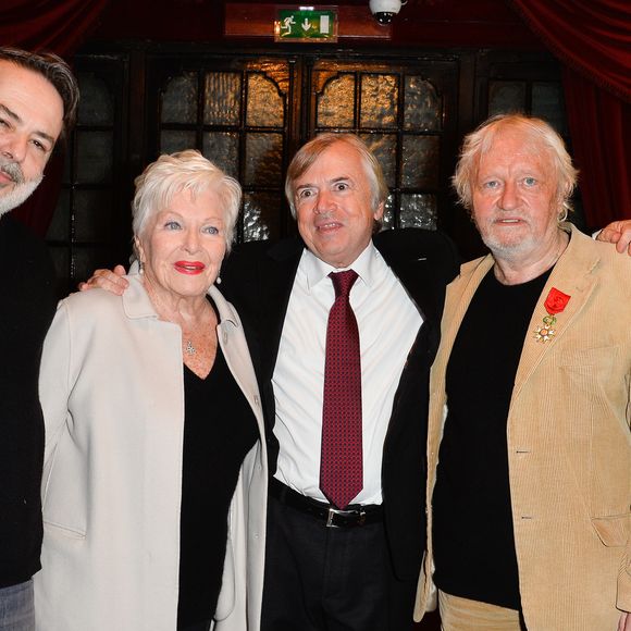 Xavier Durringer, Line Renaud, Dominique Dumond, Niels Arestrup et sa femme Isabelle - Niels Arestrup décoré au grade d'officier de la Légion d'Honneur lors de la dernière de la pièce "Acting" au théâtre des Bouffes-Parisiens à Paris le 8 janvier 2017. © Coadic Guirec/Bestimage