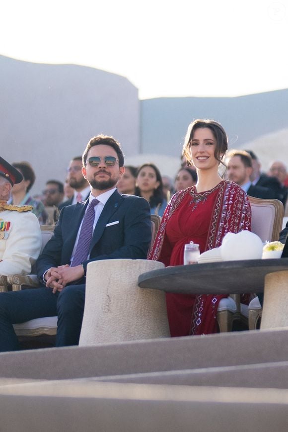 Le prince héritier Hussein et la princesse Rajwa forment un couple très épanoui et solide.

Le prince héritier Hussein et la princesse Rajwa assistent à une cérémonie et à un défilé marquant la date du couronnement du roi Abdallah II à Amman, en Jordanie, le 9 juin 2024, dans le cadre du 25e anniversaire (jubilé d'argent) de leur accession au trône hachémite en 1999. © Balkis Press/ABACAPRESS.COM