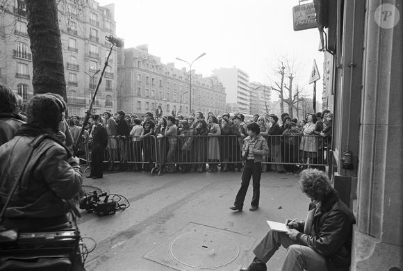 Archives - En France, à Paris, 46 boulevard Exelmans, des personnes en pleurs rassemblées devant l'immeuble du chanteur Claude François à l'annonce de son décès le 11 mars 1978 (Jean Lenoir via Bestimage).