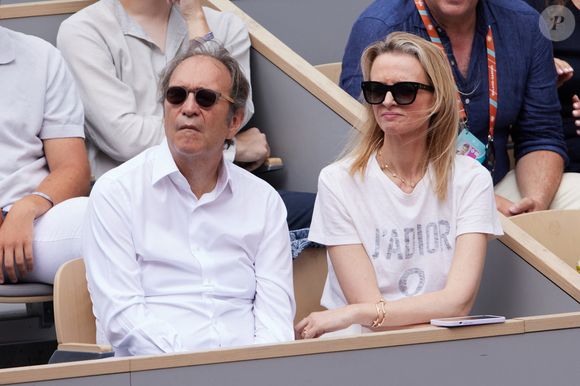 Xavier Niel et sa compagne Delphine Arnault - Célébrités en tribunes des Internationaux de France de tennis de Roland Garros 2023 à Paris le 11 juin 2023. © Jacovides-Moreau/Bestimage