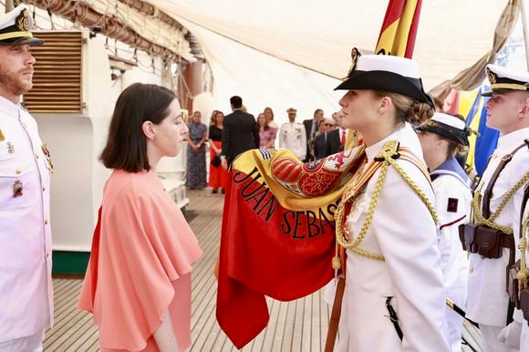 Un navire "considéré comme l’un des plus avancés d’Europe dans le domaine militaire", révèle Vanitatis.

La princesse Leonor d'Espagne est le porte-drapeau lors de la cérémonie du drapeau de New York à bord du navire-école Juan Sebastian de Elcano le 6 juin 2025. LALO YASKY / BESTIMAGE