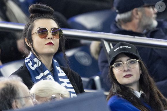 Dans les colonnes du "Parisien", Gia Martinelli a donné sa version des faits, déclarant que son ex-compagne ne faisait que "travestir la réalité".

Hoshi et Gia Martinelli  au Parc des Princes à Paris, le 7 février 2024. 

Photo : Cyril Moreau / Bestimage