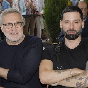 Alors qu'il présente désormais l'after des "Traîtres" sur M6 avec Juju Fitcats, Hugo Manos a accordé un entretien à "Télé Loisirs". 

Exclusif - Laurent Ruquier et son compagnon Hugo Manos 
I - Inauguration de la place Line Renaud a Rueil-Malmaison.
© Jlppa / Bestimage