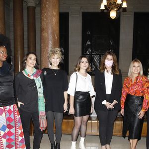 Exclusif - Sheryfa Luna, Maïmouna Gueye, Marie Fugain, Kim Schwarck, Capucine Coudrier, la Ministre Marlène Schiappa, Séverine Ferrer, l'avocate Nathalie Tomasini, Clémence Lassalas, Gladys Foggea - Showcase du spectacle "La Voie des Femmes", mis en scène Séverine Ferrer à la Mairie du 3eme de Paris. Le 25 Novembre 2021.
La Voie des Femmes est une série de témoignages délivrés et confiés par des Femmes à Séverine Ferrer, initiatrice du projet.
Une aventure théâtrale à dimension humaine et sociale, presque 100 % féminine qui parle des femmes, écrite par des femmes, mais produite par des hommes.  
Interprété par 5 comédiennes et d'une durée d'environ 45min, le spectacle constitue une parole de vérité ainsi qu'un devoir de mémoire ainsi qu'une vitrine de la liberté des Femmes et de leurs conditions.
Les participantes à ce projet racontent leurs histoires, leurs places de femmes dans la société, leurs quotidiens, leurs déboires, leurs joies, leurs peines, leurs traumatismes mais aussi leurs rêves, leurs angoisses, leurs envies, leurs motivations. Elles nous montrent aussi leur volonté de voir les choses bouger, évoluer et surtout leur envie de se sentir essentielles en abordant toutes les problématiques féminines.
Oser prendre la parole, se raconter, dire tout haut ce que tant de femmes pensent tout bas, témoigner pour laisser une trace, comme une thérapie, pour continuer à avancer en transgressant les codes, aller au delà des tabous avec pudeur et dans le plus grand des respects... Tel est le challenge proposé par le spectacle "La Voie des Femmes".
© Denis Guignebourg / Bestimage